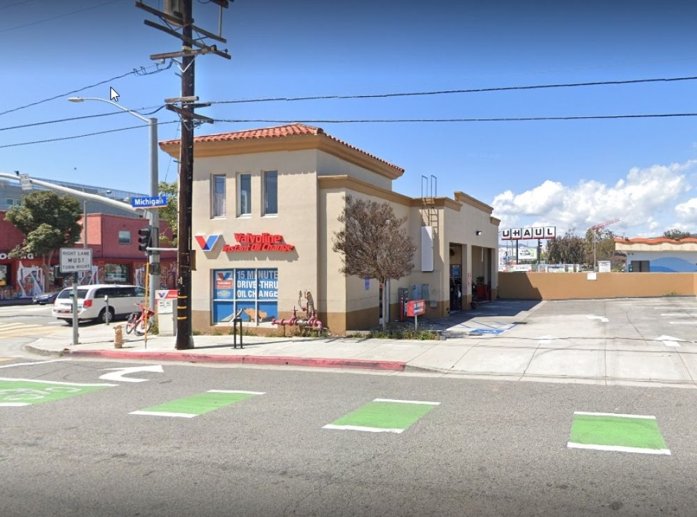 Photo of oil change location from Michigan Ave, north of Pico blvd.