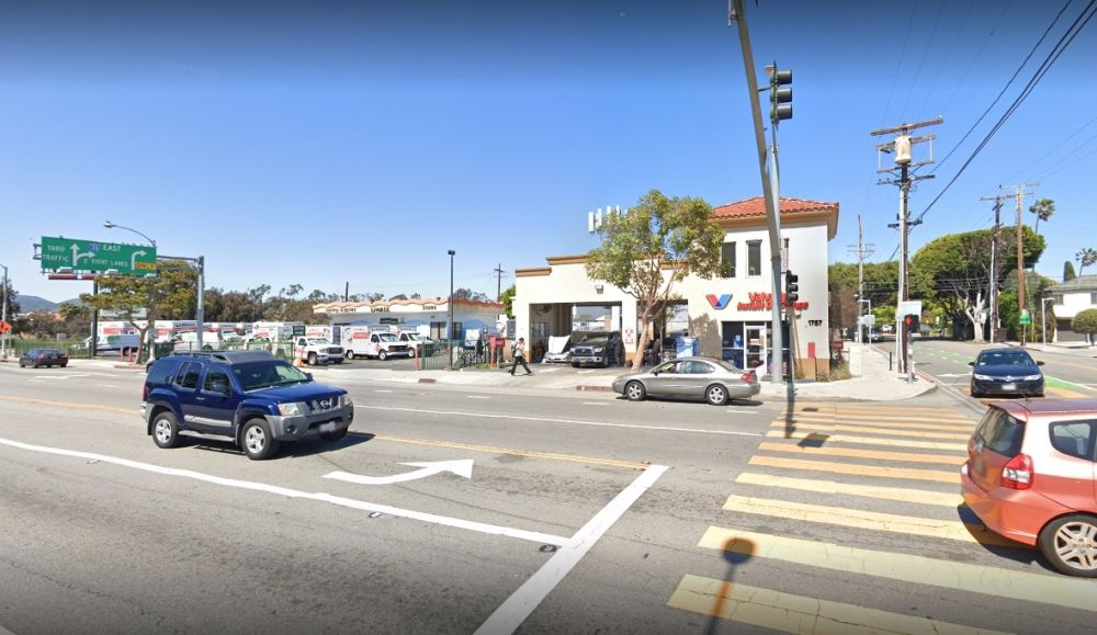 image of oil change center from Lincoln Blvd, south of Olympic Blvd.